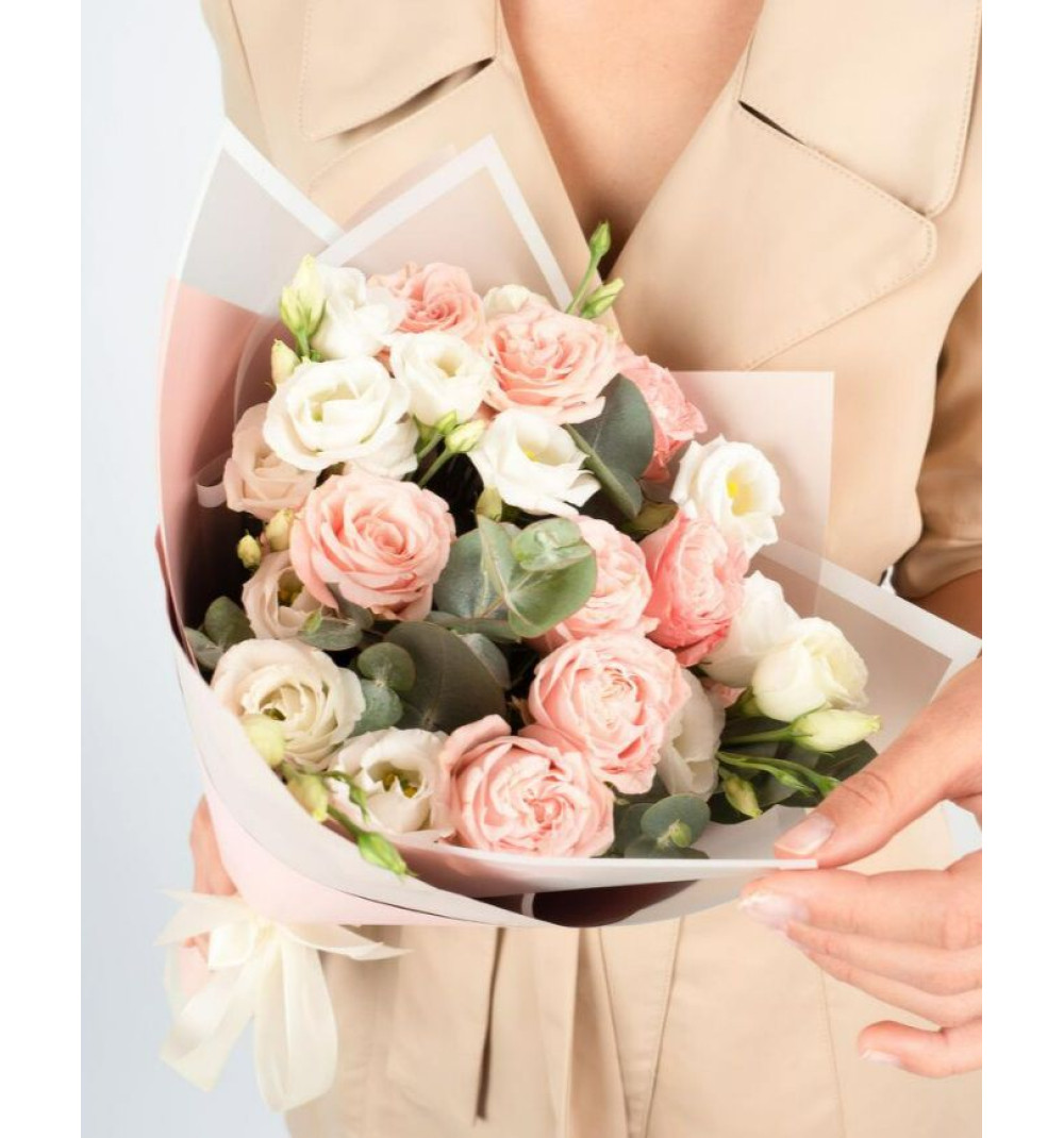 Авторский букет с пионовидной розой и эустомой