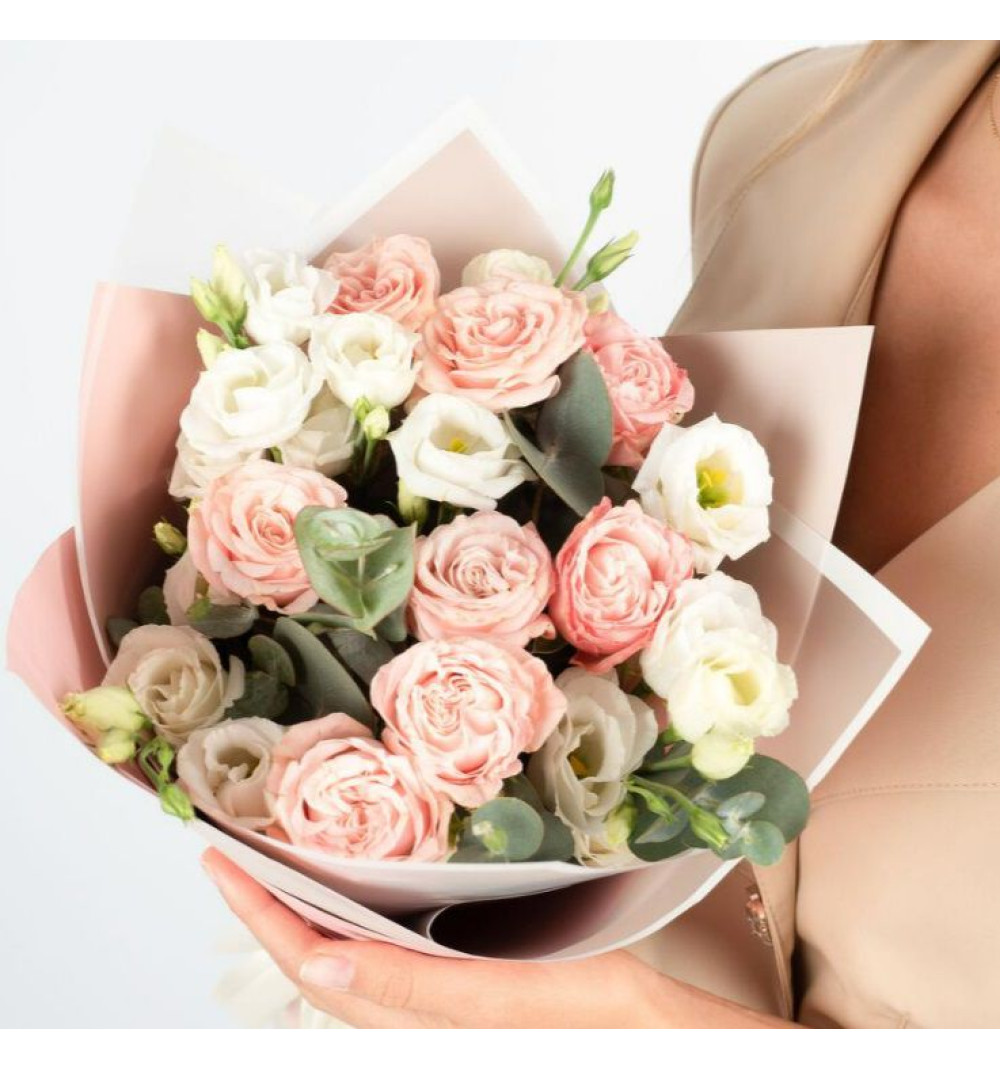 Авторский букет с пионовидной розой и эустомой